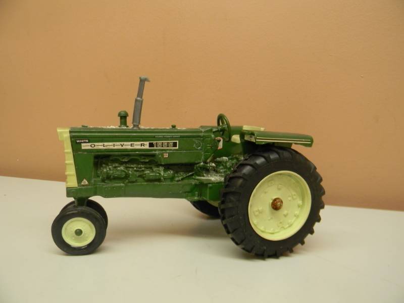 lot 26 image: RARE VINTAGE ERTL WHITE OLIVER 1555 HYDRA POWER DRIVE 116 DIE CAST TRACTOR - SEE PICTURES