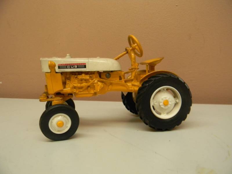 lot 29 image: VINTAGE ERTL INTERNATIONAL IH CUB 1991 EDITION 116 DIE CAST TRACTOR - SEE PICTURES