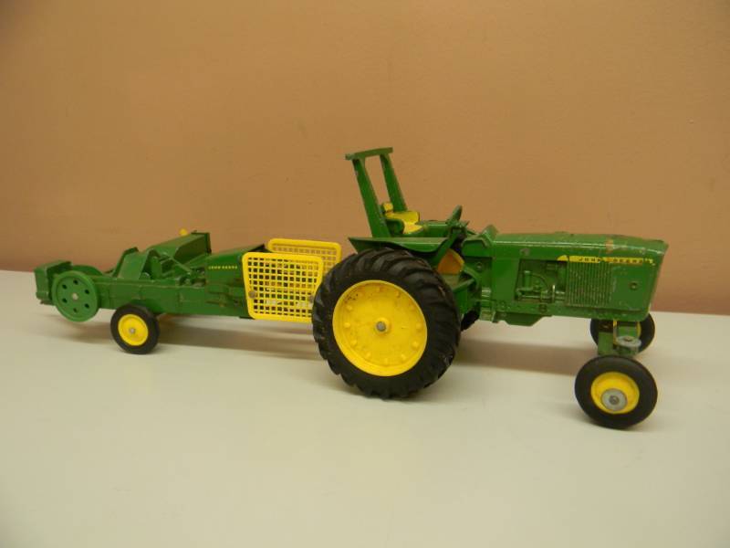 lot 30 image: VINTAGE ERTL JOHN DEERE WIDE FRONT TRACTOR & ERTL BALER - NICE SET - RARE - SEE PICTURES