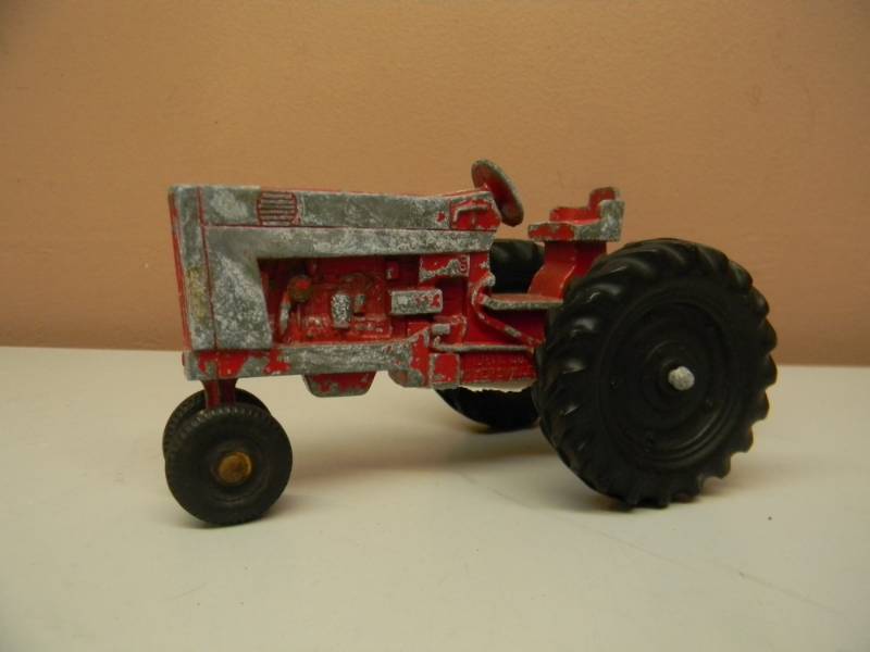 lot 31 image: VINTAGE ERTL INTERNATIONAL FARMALL 656 DIE CAST TRACTOR - SEE PICTURES