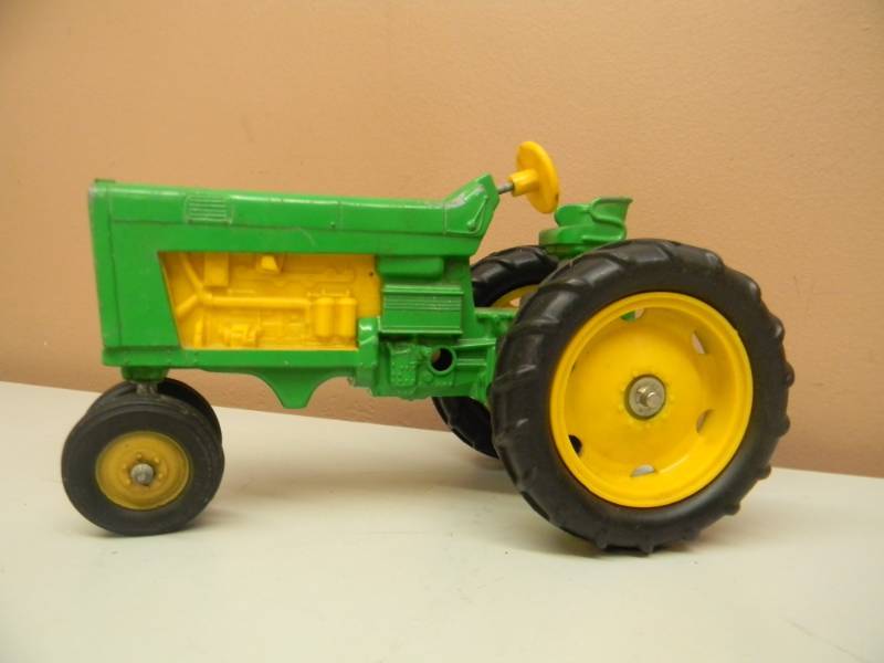 lot 33 image: Vintage 1976 Hubley  Gabreil Mighty-Metal Farm Tractor No. 26153 - RARE - SEE PICTURES