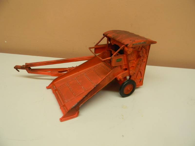 lot 34 image: VINTAGE ERTL 1947 ALLIS-CHALMERS ROTO BALER - 116 SCALE - SEE PICTURES
