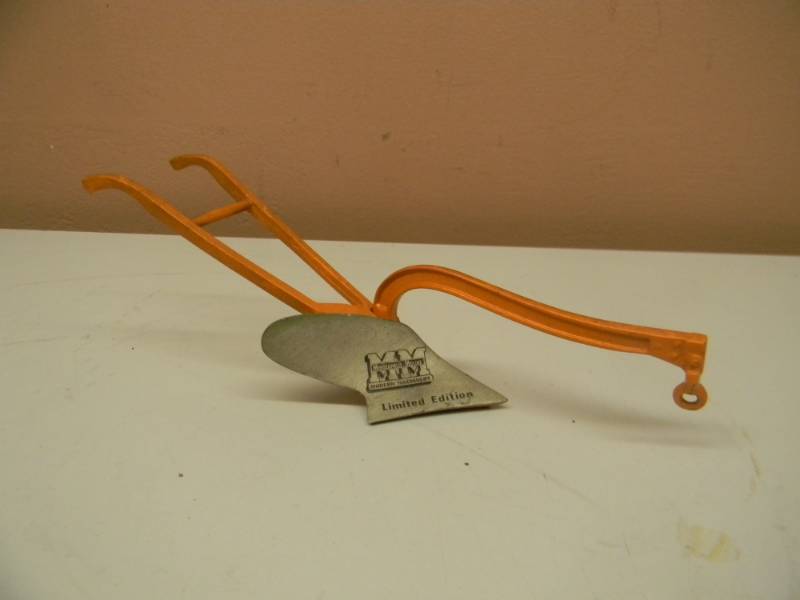 lot 35 image: VINTAGE MINNEAPOLIS MOLINE MODERN MACHINERY LIMITED EDITION WALK BEHIND PLOW - DIE CAST - RARE - SEE PICTURES