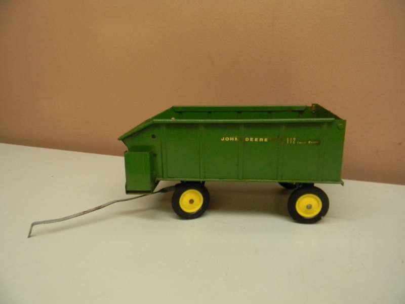 lot 36 image: VINTAGE ERTL JOHN DEERE 112 CHUCK WAGON 116 SCALE - SEE PICTURES