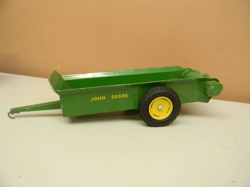 lot 37 image: Vintage ERTL 116 Diecast Metal John Deere 44 Manure Spreader Tractor Implement - SEE PICTURES