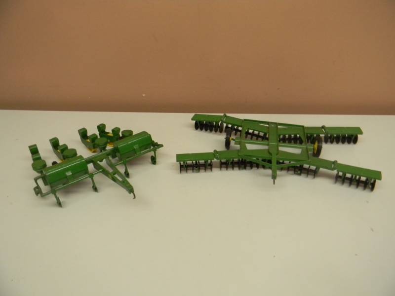 lot 38 image: VINTAGE ERTL JOHN DEERE FARM IMPLEMENT EQUIPMENT - SEE PICTURES