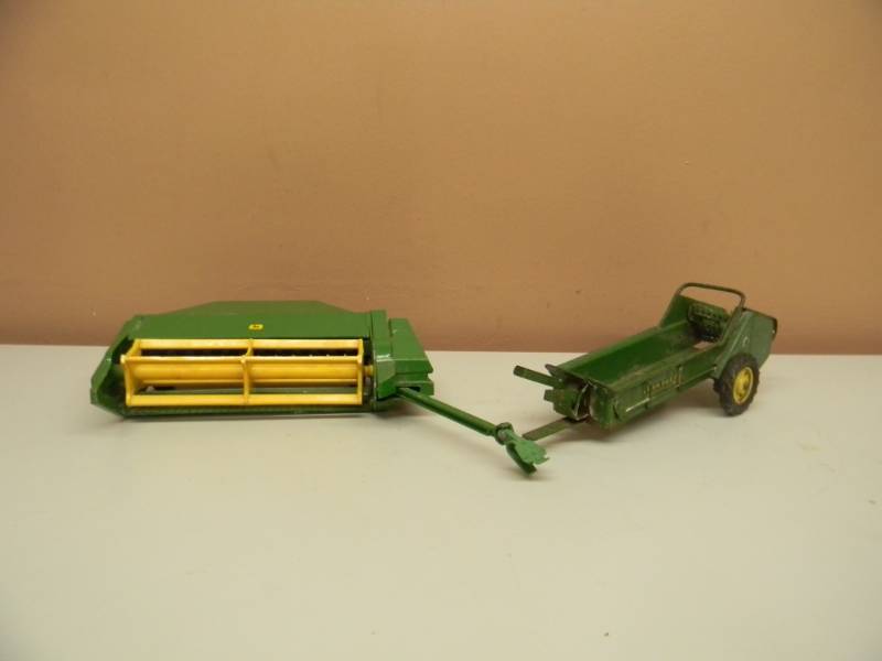 lot 39 image: VINTAGE ERTL JOHN DEERE FARM IMPLEMENT EQUIPMENT - SEE PICTURES