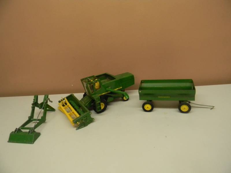 lot 40 image: VINTAGE ERTL JOHN DEERE FARM IMPLEMENT EQUIPMENT - SEE PICTURES