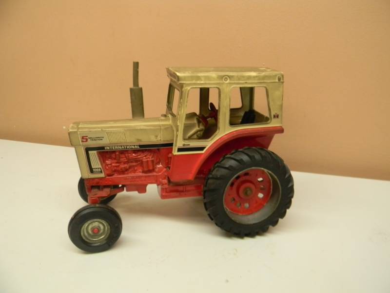 lot 42 image: VINTAGE ERTL INTERNATIONAL 1066 FARMALL TRACTOR 5 MILLIONTH TRACTOR