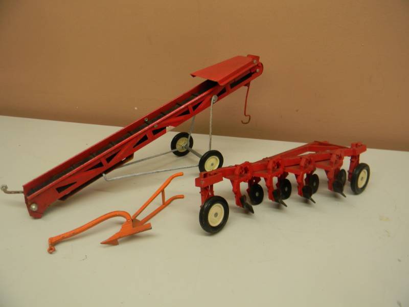 lot 44 image: VINTAGE DIE CAST FARM IMPLEMENT EQUIPMENT  - SEE PICTURES