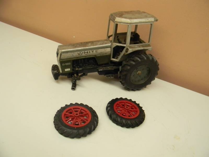 lot 45 image: VINTAGE DIE CAST WHITE 2-135 FIELD BOSS TRACTOR - PARTS - SEE PICTURES
