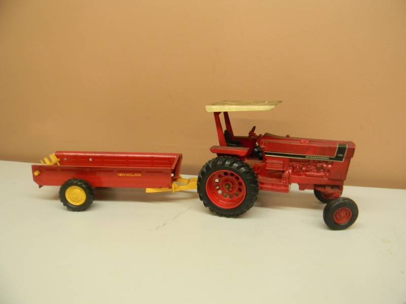 lot 41 image: VINTAGE ERTL INTERNATIONAL 1066 TRACTOR & ERTL NEW HOLLAND SPREADER - DIE CAST - NICE SET - SEE PICTURES