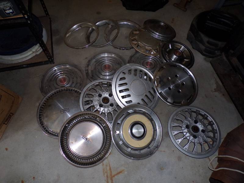 lot 21 image: Large lot of Hubcaps
