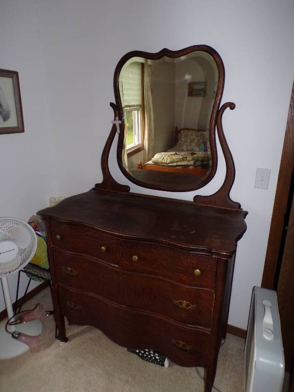 lot 17 image: Antique Oak Dresser with Mirror