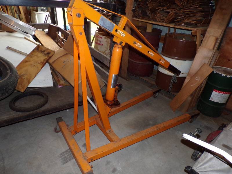 lot 9 image: 2 Ton Engine Hoist