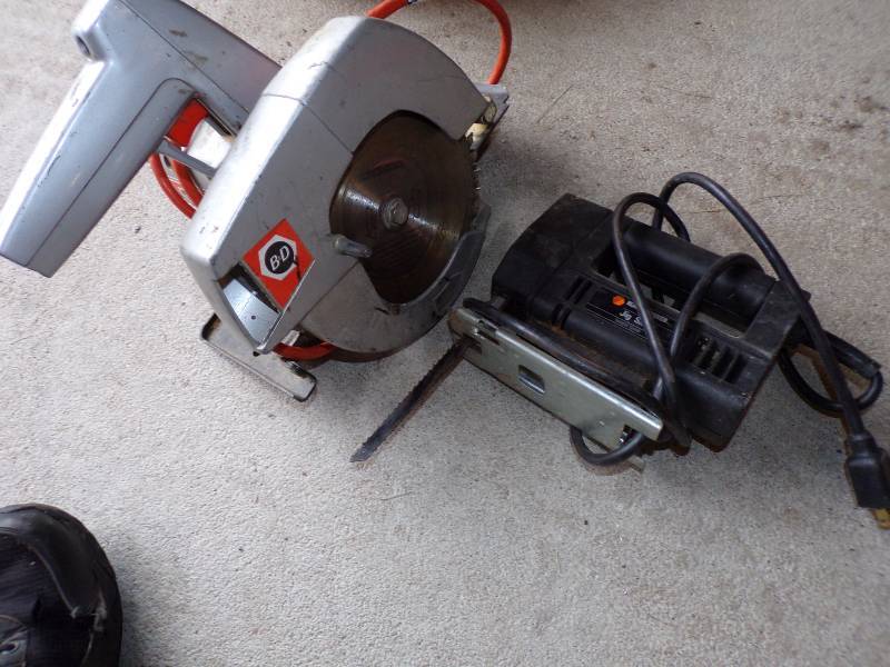 lot 26 image: Black N Decker saws one Skil saw one Jig Saw