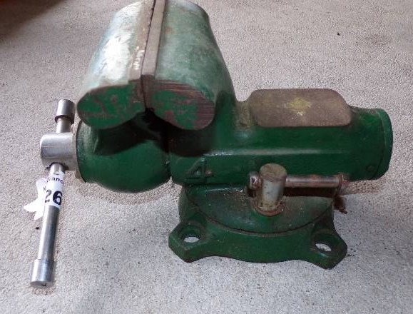 lot 27 image: 4 Green Vise