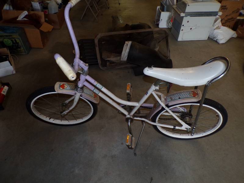 lot 52 image: Vintage Banana Seat Bike