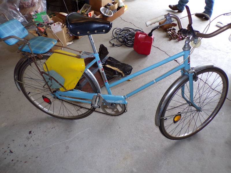 lot 54 image: Vintage Womens Bike with kids ride along seat
