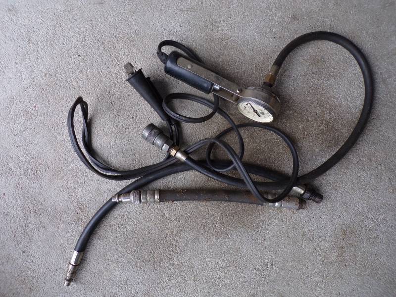 lot 65 image: Compression tester with crank button