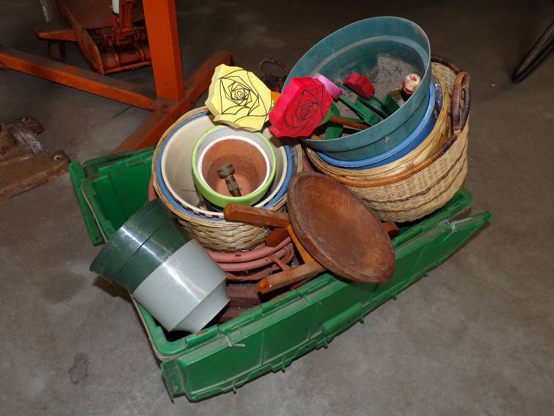 lot 83 image: Garden Dcor and Pots