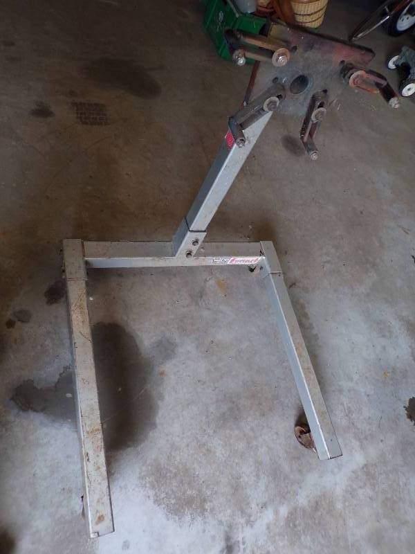 lot 84 image: Engine Holder