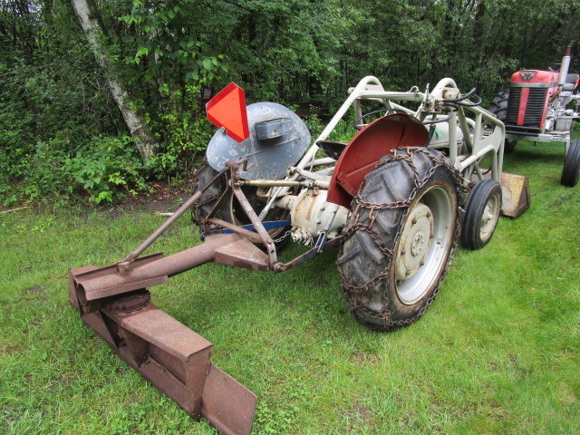 lot 103 image: 9N FORD TRACTOR
