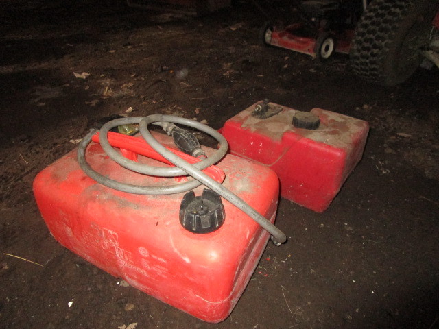lot 119 image: BOAT GAS CANS