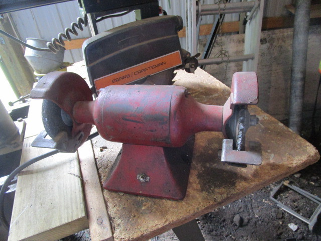 lot 124 image: BENCH TOP GRINDER