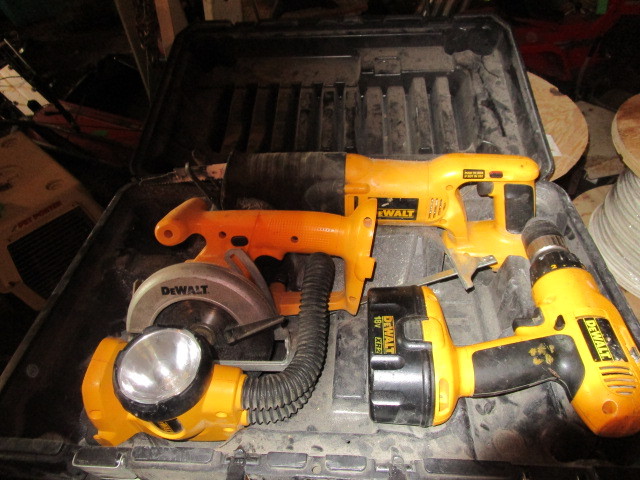 lot 149 image: DE WALT CORDLESS POWER TOOL KIT