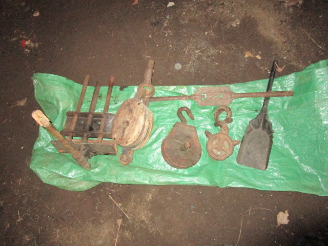 lot 154 image: WOOD VISE AND PULLEYS