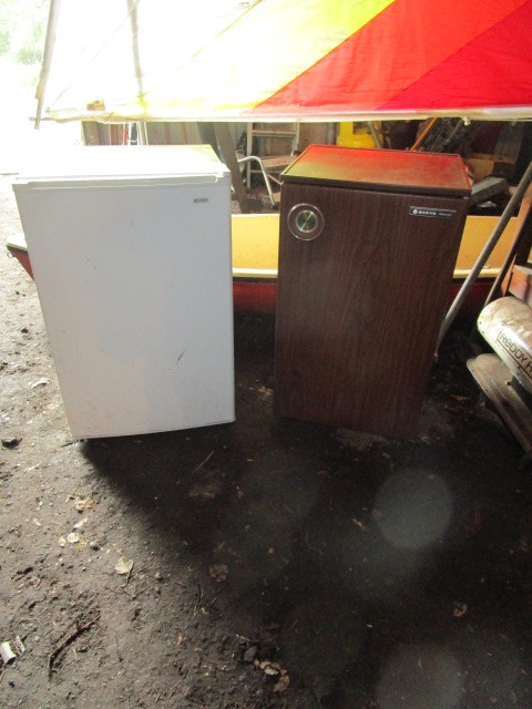 lot 167 image: DORM SIZE REFRIGERATOR AND FREEZER