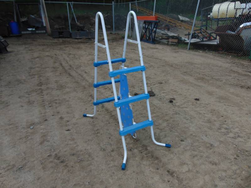 lot 4 image: Pool Ladder
