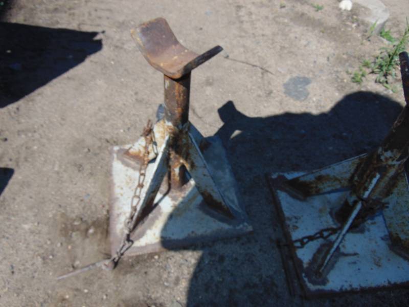 lot 9 image: (2) Heavy Duty Jack Stands