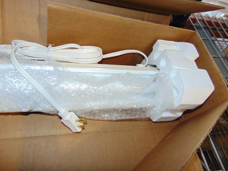 lot 50 image: New 4 Florescent Light
