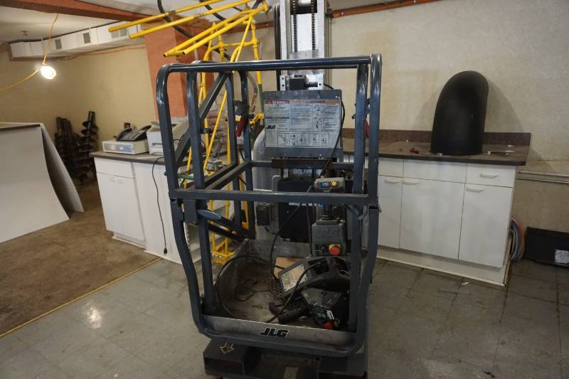 lot 13 image: 2009 JLG Model 15MVL ElectricHydraulic Man Lift
