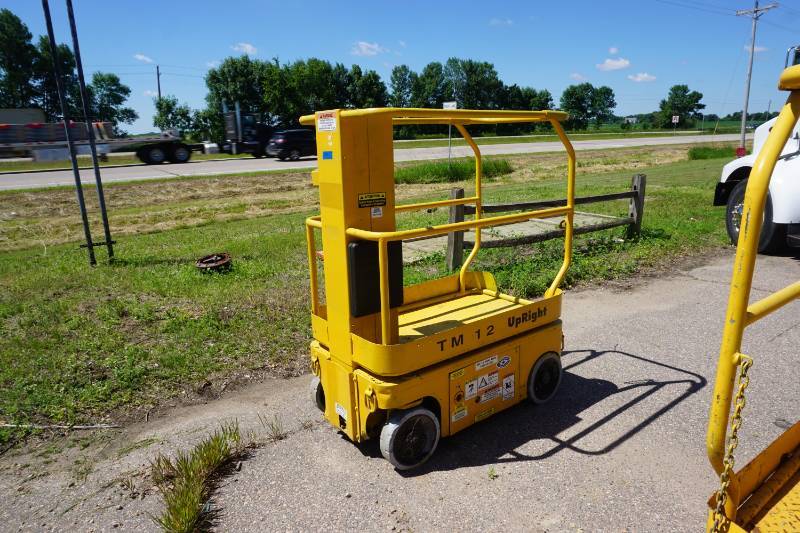 lot 14 image: 2008 Upright TM12 Electric Personnel Man Lift