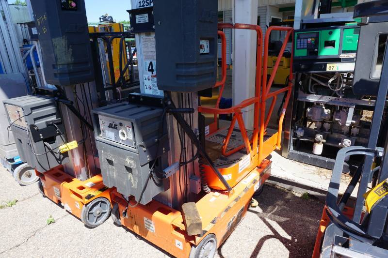 lot 11 image: 2002 JLG Model 12SP ElectricHydraulic Man Lift