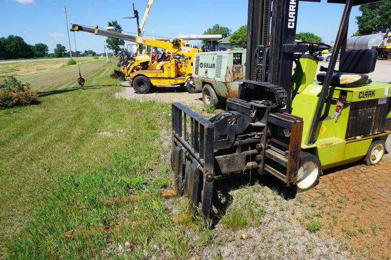 lot 15 image: Clark Model ECS30 ETL 6000 lb Electric Forklift With Charger