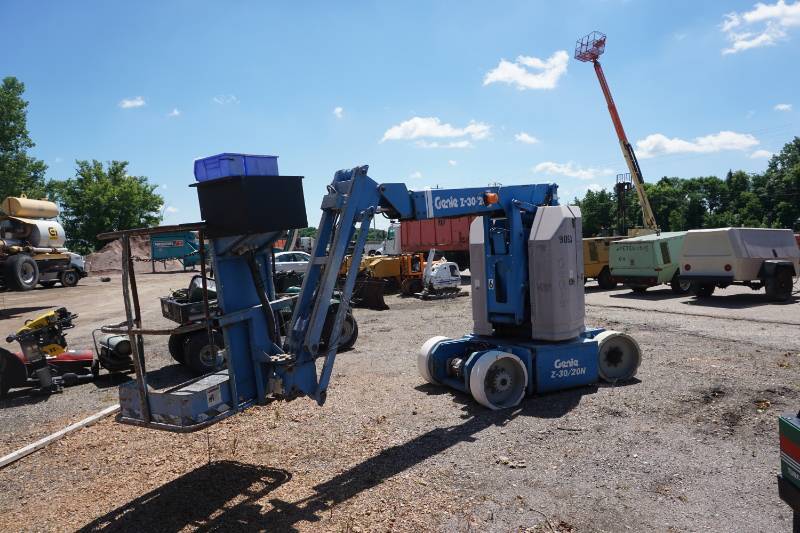 lot 10 image: 1997 Genie Model Z3020N Electric Articulating Boom Lift