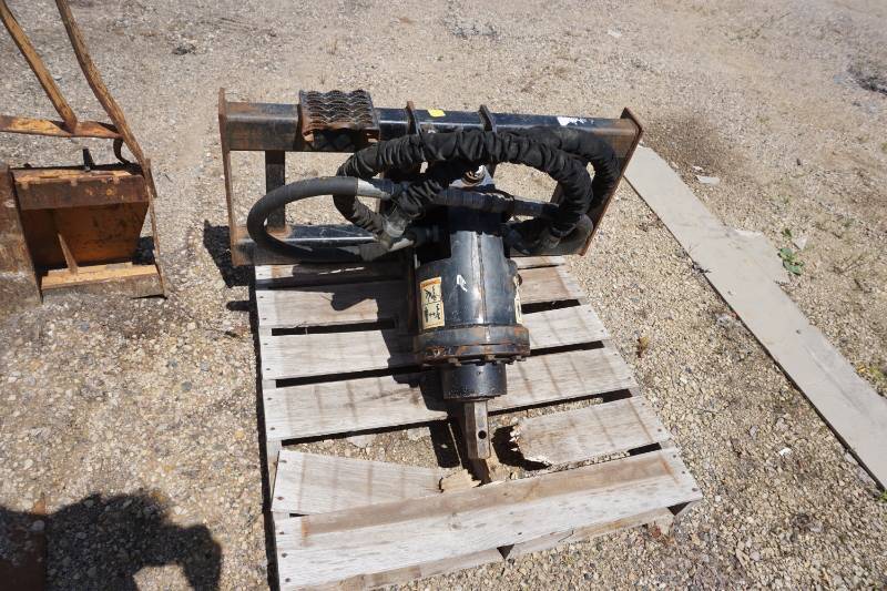 lot 23 image: Universal Mount Bobcat Skid Loader Skid Steer Hydraulic Auger Attachment