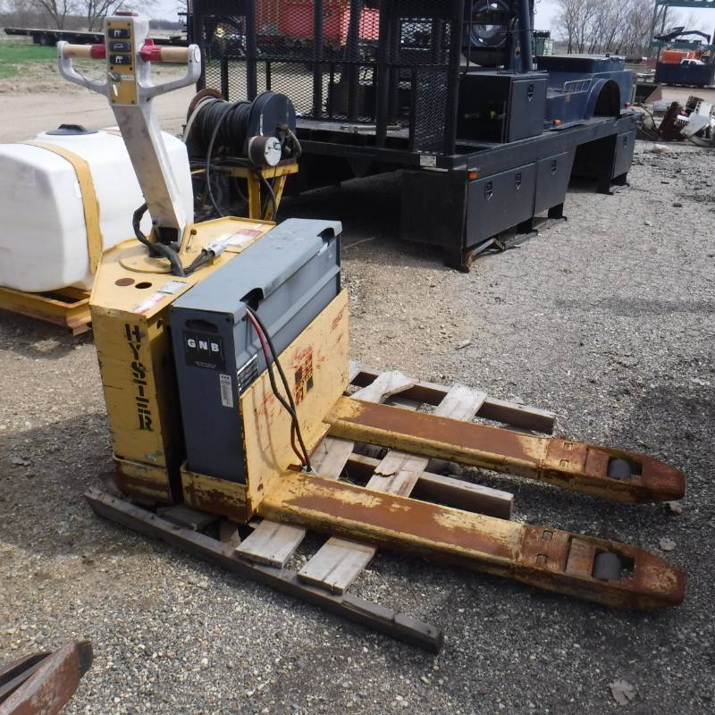 lot 17 image: Hyster Model W40XL 4000 Lb Battery Powered Pallet Jack