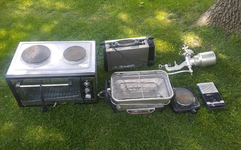 lot 17 image: Lot Of Small Appliances 2-Burner Convection Oven With Manual,