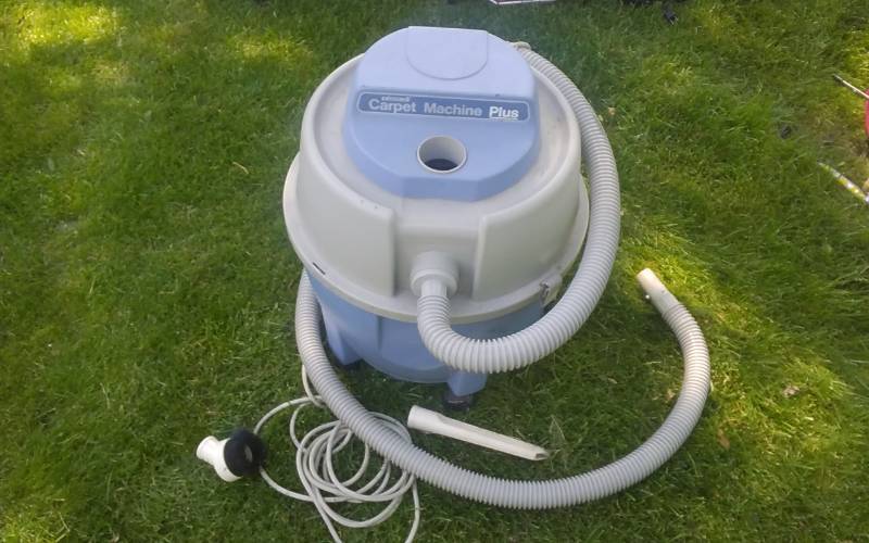 lot 18 image: Bissell Carpet Machine