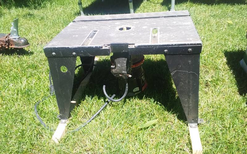 lot 27 image: Sears Craftsman 1-14 HP Router With Table
