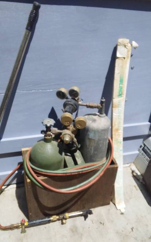 lot 28 image: Oxygen & Acetylene Torch Set, Box Of Welding Rods