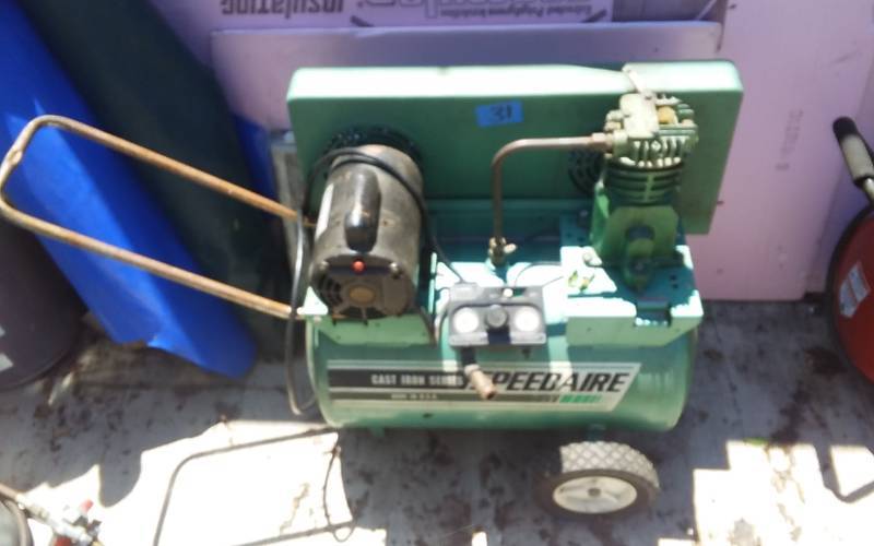 lot 31 image: Speedaire Cast Iron Series Air Compressor (10-Gallon )