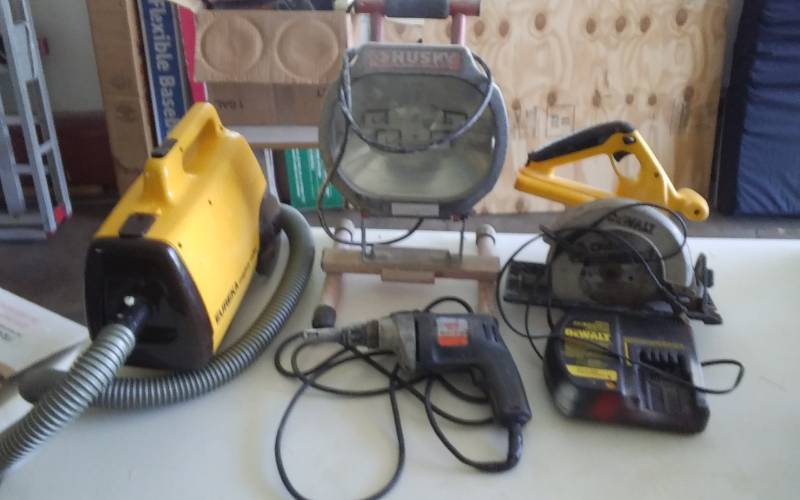 lot 40 image: Eureka Mighty Mite Vac, Husky Work Light, Dewalt Saw, B & D Screw Gun