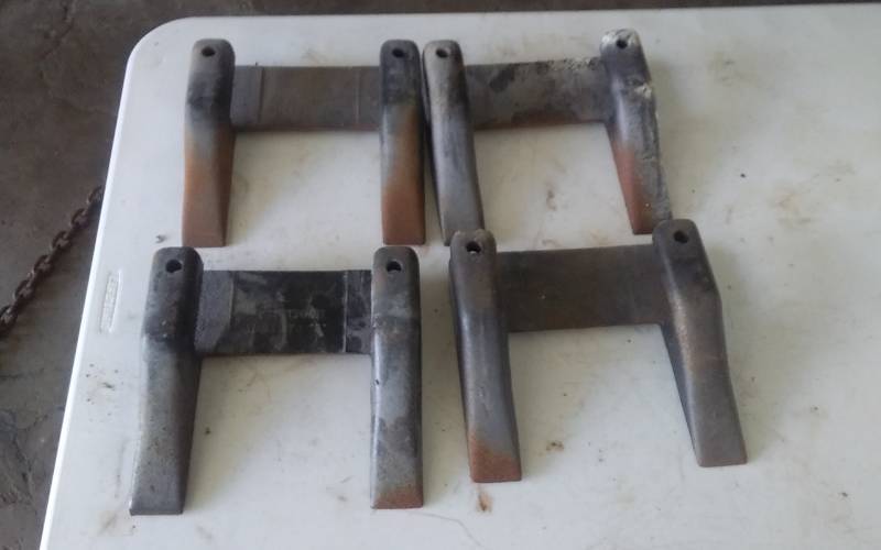 lot 52 image: 4-Piece Set Of 8-Bobcat Bucket Teeth
