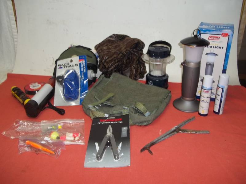 lot 120 image: CampingHuntingFishing Accessories